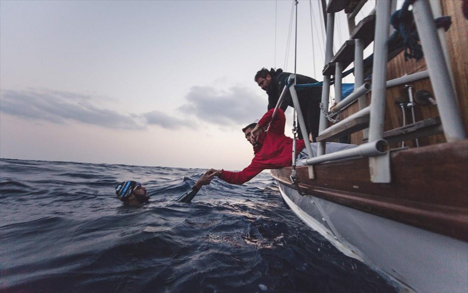 Άκρα . Το ντοκιμαντέρ της Δήμητρας Μπαμπαδήμα παρουσιάζει τoν υπεραθλητή Σπύρο Χρυσικόπουλο, ο οποίος, τον Οκτώβριο του 2018, βούτηξε στη θάλασσα για να διανύσει μια απόσταση που για τον κοινό νου φαντάζει ακατόρθωτη. Μια απόσταση 140 συνεχόμενων χιλιομέτρων κολύμβησης, στο ανοιχτό Αιγαίο πέλαγος.
