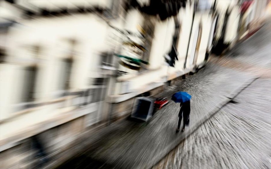 Βροχερός καιρός. Ένας πεζός περπατάει στον δρόμο, σε μια σχεδόν φθινοπωρινή μέρα στην Δρέσδη της Γερμανίας. Η θερμοκρασία στην πόλη φτάνει περίπου τους 11 βαθμούς.
