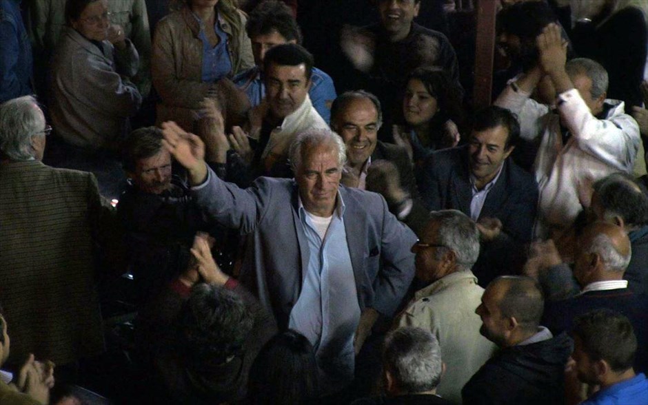 Sugartown: Για μια Χούφτα Ψήφους. Ο βραβευμένος δημιουργός Κίμων Τσακίρης ολοκληρώνει μια τριλογία ντοκιμαντέρ με φόντο τη Ζαχάρω και πρωταγωνίστρια την τοπική κοινωνία, ως καθρέφτη ολόκληρης της σύγχρονης Ελλάδας.&nbsp;