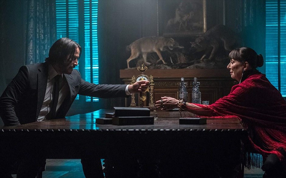 John Wick: Κεφάλαιο 3. Ο Τζον Γουίκ σκοτώνει ένα εξέχον μέλος μιας σκιώδους διεθνούς αδελφότητος και αυτόματα γίνεται στόχος για τους πιο αδίστακτους και σκληρούς εκτελεστές του κόσμου. Επικηρύσσεται για 14 εκατομμύρια δολάρια και, πλέον, σε κάθε του βήμα συναντά και έναν αποφασισμένο δολοφόνο.