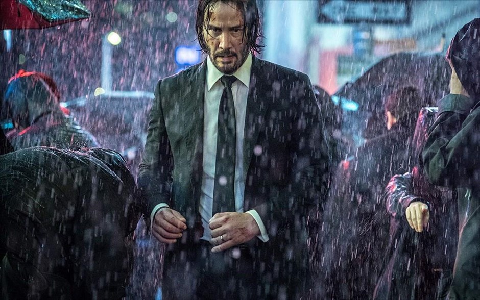 John Wick: Κεφάλαιο 3. Ο Τζον Γουίκ σκοτώνει ένα εξέχον μέλος μιας σκιώδους διεθνούς αδελφότητος και αυτόματα γίνεται στόχος για τους πιο αδίστακτους και σκληρούς εκτελεστές του κόσμου. Επικηρύσσεται για 14 εκατομμύρια δολάρια και, πλέον, σε κάθε του βήμα συναντά και έναν αποφασισμένο δολοφόνο.