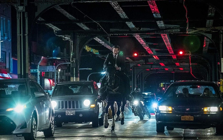 John Wick: Κεφάλαιο 3. Ο Τζον Γουίκ σκοτώνει ένα εξέχον μέλος μιας σκιώδους διεθνούς αδελφότητος και αυτόματα γίνεται στόχος για τους πιο αδίστακτους και σκληρούς εκτελεστές του κόσμου. Επικηρύσσεται για 14 εκατομμύρια δολάρια και, πλέον, σε κάθε του βήμα συναντά και έναν αποφασισμένο δολοφόνο.