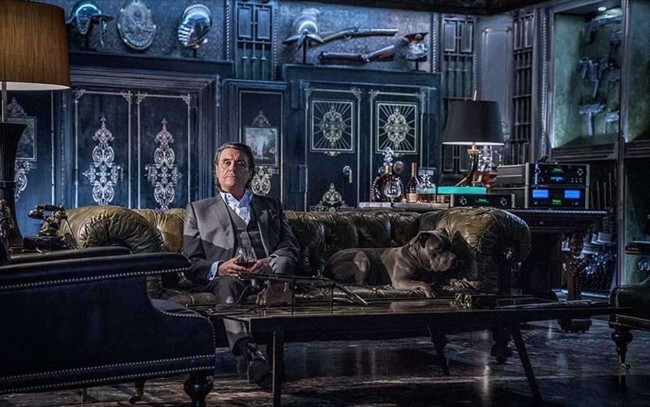 John Wick: Κεφάλαιο 3. Ο Τζον Γουίκ σκοτώνει ένα εξέχον μέλος μιας σκιώδους διεθνούς αδελφότητος και αυτόματα γίνεται στόχος για τους πιο αδίστακτους και σκληρούς εκτελεστές του κόσμου. Επικηρύσσεται για 14 εκατομμύρια δολάρια και, πλέον, σε κάθε του βήμα συναντά και έναν αποφασισμένο δολοφόνο.
