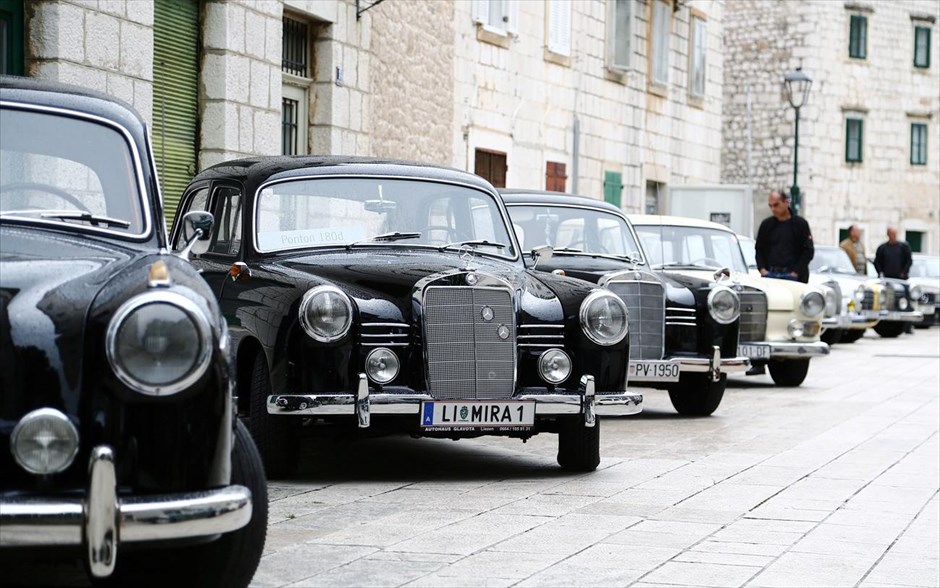 Για τους λάτρεις. Έκθεση παλιών αυτοκινήτων Μερσεντές στην πόλη Ίμοτσκι στην Κροατία.