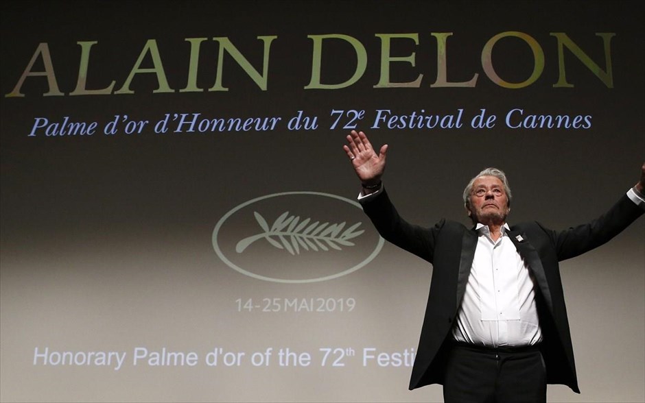 Αμφιλεγόμενη βράβευση στις Κάννες. Στιγμιότυπο από τη βράβευση του Αλέν Ντελόν με τον τιμητικό Χρυσό Φοίνικα στο Φεστιβάλ των Καννών. Ο βετεράνος Γάλλος ηθοποιός κατηγορείται για ομοφοβικές απόψεις και βίαιη συμπεριφορά εις βάρος γυναικών.