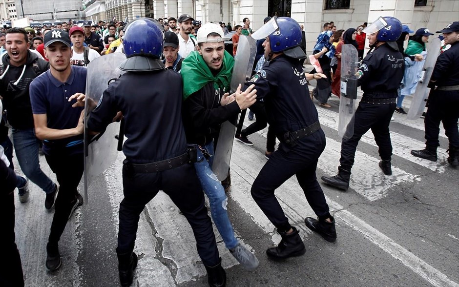 Ένταση στην Αλγερία. Μαθητές συγκρούονται με αστυνομικές δυνάμεις κατά τη διάρκεια αντικυβερνητικής διαδήλωσεις στο Αλγέρι.