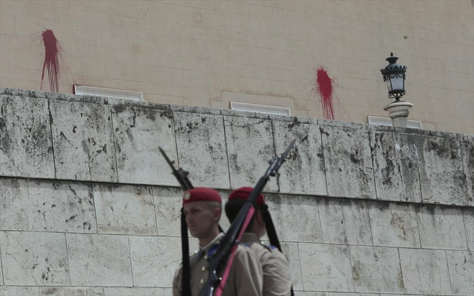 Επίθεση με μπογιές στη Βουλή. Η αναρχική συλλογικότητα Ρουβίκωνας ανέλαβε την ευθύνη για την επίθεση με κόκκινες μπογιές στο κτήριο της Βουλής.