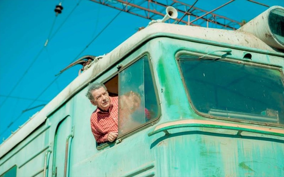 Το Σουτιέν. Στη σύγχρονη βωβή ταινία γεμάτη ποίηση, έρωτα και το φάντασμα του Ζακ Τατί, σε σκηνοθεσία Βάιτ Χέλμερ, ένας&nbsp;μηχανοδηγός τρένου την τελευταία ημέρα πριν τη συνταξιοδότησή του βρίσκει σκαλωμένο πάνω στο τρένο ένα ενθύμιο, ένα δαντελωτό, γαλάζιο σουτιέν!&nbsp;