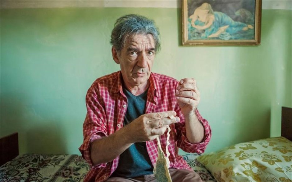 Το Σουτιέν. Στη σύγχρονη βωβή ταινία γεμάτη ποίηση, έρωτα και το φάντασμα του Ζακ Τατί, σε σκηνοθεσία Βάιτ Χέλμερ, ένας&nbsp;μηχανοδηγός τρένου την τελευταία ημέρα πριν τη συνταξιοδότησή του βρίσκει σκαλωμένο πάνω στο τρένο ένα ενθύμιο, ένα δαντελωτό, γαλάζιο σουτιέν!&nbsp;