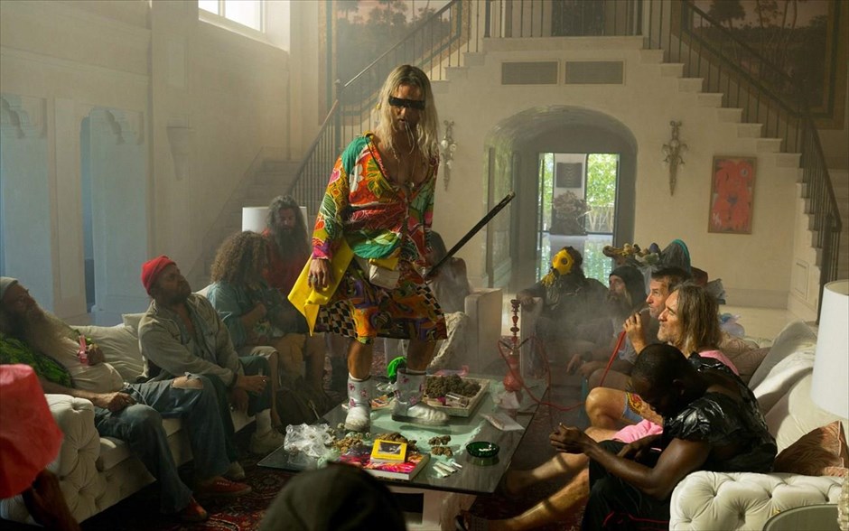 Ο Παραλίας. Ο σκηνοθέτης του «Spring Breakers», Χάρμονι Κορίν, παρουσιάζει τη νέα του δουλειά, μια κωμωδία με τον οσκαρικό&nbsp;ηθοποιό Μάθιου ΜακΚόναχι στον ρόλο ενός αλκοολικού συγγραφέα που ζει μια αντισυμβατική ζωή ανάμεσα σε Κούβα και Φλόριντα, χωρίς να λογαριάζει&nbsp;τους κανόνες, τα «πρέπει» και τις υποχρεώσεις απέναντι στον εαυτό του και τους ανθρώπους γύρω του.
