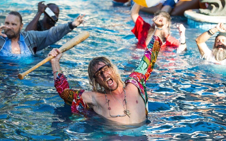 Ο Παραλίας. Ο σκηνοθέτης του «Spring Breakers», Χάρμονι Κορίν, παρουσιάζει τη νέα του δουλειά, μια κωμωδία με τον οσκαρικό&nbsp;ηθοποιό Μάθιου ΜακΚόναχι στον ρόλο ενός αλκοολικού συγγραφέα που ζει μια αντισυμβατική ζωή ανάμεσα σε Κούβα και Φλόριντα, χωρίς να λογαριάζει&nbsp;τους κανόνες, τα «πρέπει» και τις υποχρεώσεις απέναντι στον εαυτό του και τους ανθρώπους γύρω του.