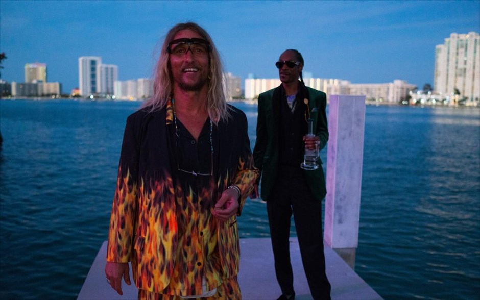 Ο Παραλίας. Ο σκηνοθέτης του «Spring Breakers», Χάρμονι Κορίν, παρουσιάζει τη νέα του δουλειά, μια κωμωδία με τον οσκαρικό&nbsp;ηθοποιό Μάθιου ΜακΚόναχι στον ρόλο ενός αλκοολικού συγγραφέα που ζει μια αντισυμβατική ζωή ανάμεσα σε Κούβα και Φλόριντα, χωρίς να λογαριάζει&nbsp;τους κανόνες, τα «πρέπει» και τις υποχρεώσεις απέναντι στον εαυτό του και τους ανθρώπους γύρω του.