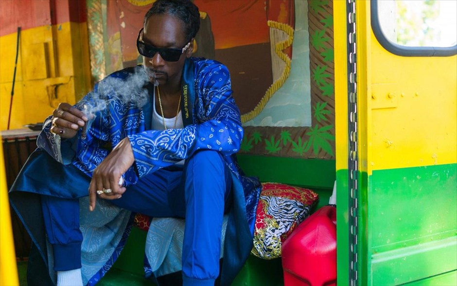 Ο Παραλίας. Ο σκηνοθέτης του «Spring Breakers», Χάρμονι Κορίν, παρουσιάζει τη νέα του δουλειά, μια κωμωδία με τον οσκαρικό&nbsp;ηθοποιό Μάθιου ΜακΚόναχι στον ρόλο ενός αλκοολικού συγγραφέα που ζει μια αντισυμβατική ζωή ανάμεσα σε Κούβα και Φλόριντα, χωρίς να λογαριάζει&nbsp;τους κανόνες, τα «πρέπει» και τις υποχρεώσεις απέναντι στον εαυτό του και τους ανθρώπους γύρω του.