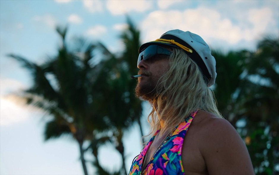 Ο Παραλίας. Ο σκηνοθέτης του «Spring Breakers», Χάρμονι Κορίν, παρουσιάζει τη νέα του δουλειά, μια κωμωδία με τον οσκαρικό&nbsp;ηθοποιό Μάθιου ΜακΚόναχι στον ρόλο ενός αλκοολικού συγγραφέα που ζει μια αντισυμβατική ζωή ανάμεσα σε Κούβα και Φλόριντα, χωρίς να λογαριάζει&nbsp;τους κανόνες, τα «πρέπει» και τις υποχρεώσεις απέναντι στον εαυτό του και τους ανθρώπους γύρω του.