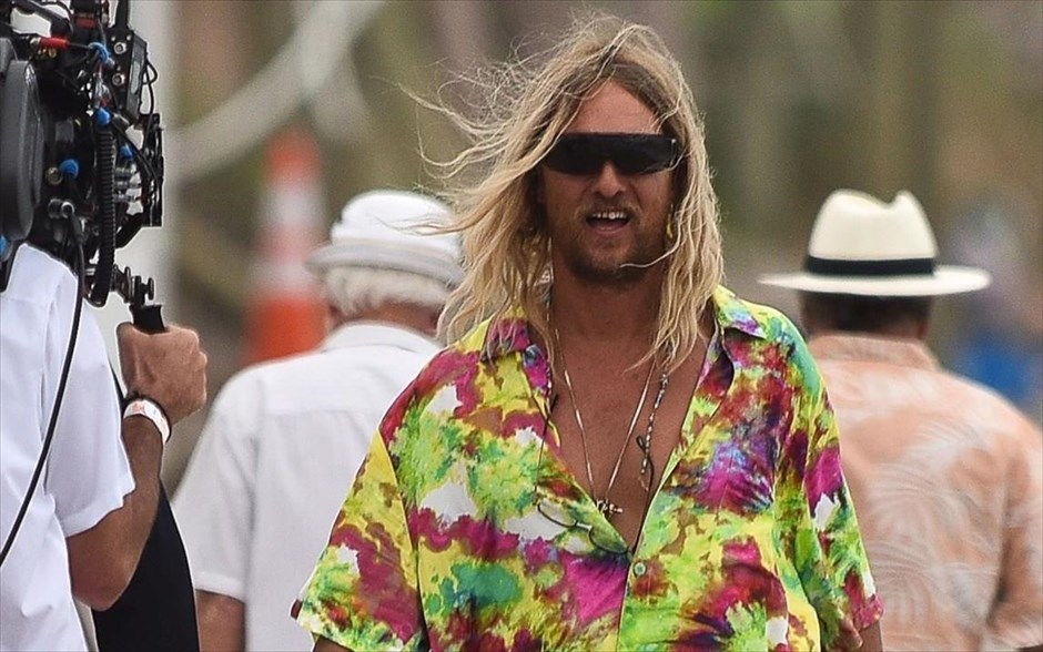 Ο Παραλίας. Ο σκηνοθέτης του «Spring Breakers», Χάρμονι Κορίν, παρουσιάζει τη νέα του δουλειά, μια κωμωδία με τον οσκαρικό&nbsp;ηθοποιό Μάθιου ΜακΚόναχι στον ρόλο ενός αλκοολικού συγγραφέα που ζει μια αντισυμβατική ζωή ανάμεσα σε Κούβα και Φλόριντα, χωρίς να λογαριάζει&nbsp;τους κανόνες, τα «πρέπει» και τις υποχρεώσεις απέναντι στον εαυτό του και τους ανθρώπους γύρω του.