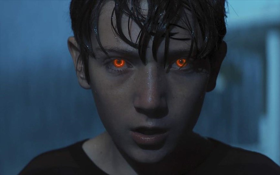 Brightburn: Ζωντανή Κόλαση. Στο υπερηρωικό θρίλερ τρόμου του Ντέιβιντ Γιαροβέσκι, με την Ελίζαμπεθ Μπανκς, η άφιξη ενός μυστηριώδους μωρού κάνει πραγματικότητα τα όνειρα μιας γυναίκας για να αποκτήσει παιδί.&nbsp;