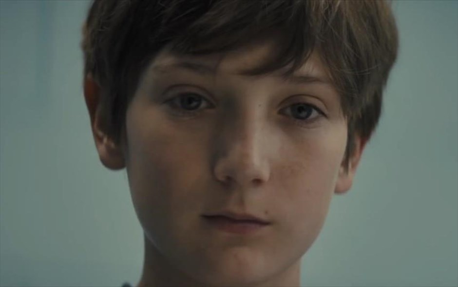 Brightburn: Ζωντανή Κόλαση. Στο υπερηρωικό θρίλερ τρόμου του Ντέιβιντ Γιαροβέσκι, με την Ελίζαμπεθ Μπανκς, η άφιξη ενός μυστηριώδους μωρού κάνει πραγματικότητα τα όνειρα μιας γυναίκας για να αποκτήσει παιδί.&nbsp;