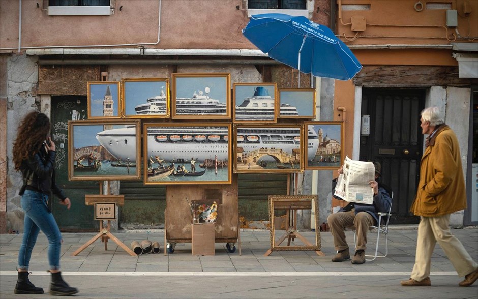 O Banksy στη Βενετία. Ο πάγκος του&nbsp;Banksy σε δρόμο της Βενετίας φιλοξενεί ελαιογραφίες και μια πινακίδα που αναγράφει «Η Βενετία στο πετρέλαιο». Σε βίντεο που ανέβασε ο καλλιτέχνης στο Instragram διακρίνεται ο ίδιος- χωρίς να φαίνεται το πρόσωπό του φυσικά, να προσπαθεί να πουλήσει τους πίνακες. Στην ανάρτησή του έγραψε:&nbsp;«Στήνοντας τον πάγκο μου στην Μπιενάλε της Βενετίας. Παρόλο που είναι το μεγαλύτερο και πιο διάσημο καλλιτεχνικό γεγονός στον κόσμο, για κάποιο λόγο δεν με έχουν καλέσει ποτέ».&nbsp;