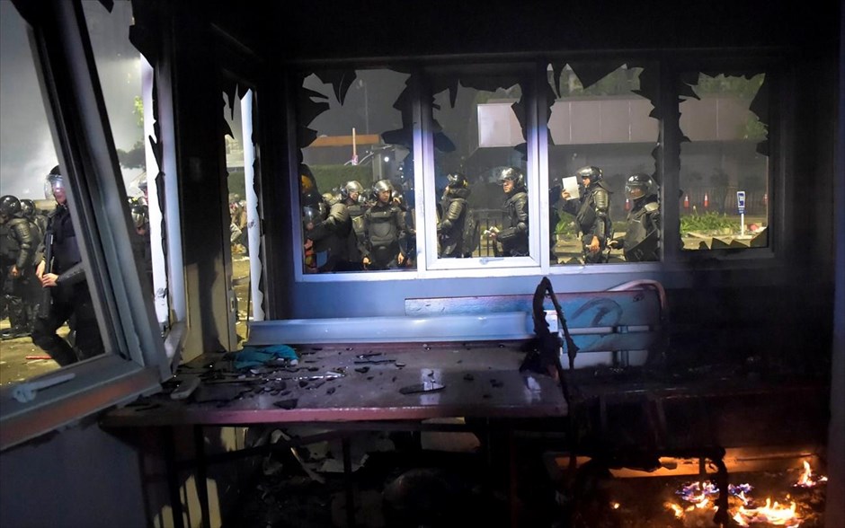 Ινδονησία: Εκρηκτική ανακοίνωση των εκλογικών αποτελεσμάτων. Εικόνες καταστροφής στην Τζακάρτα της Ινδονησίας καθώς ξέσπασαν ταραχές&nbsp;έπειτα από την ανακοίνωση&nbsp;των εκλογικών αποτελεσμάτων.&nbsp;Οι διαδηλωτές βγήκαν στους δρόμους και συνεπλάκησαν με την αστυνομία, ενώ έβαλαν φωτιά σε οχήματα και κάδους.