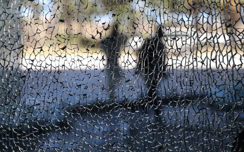 Καταστροφές στη Λιβύη. Οι φιγούρες δύο ανδρών διακρίνονται μέσα από κατεστραμμένη τζαμαρία στο ξενοδοχείο&nbsp;Rixos στην Τρίπολη της Λιβύης.&nbsp;