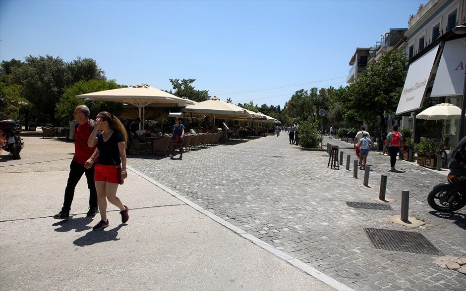 Βόλτα στο Θησείο. Ο καλός καιρός έδωσε την ευκαιρία στον&nbsp;κόσμο να κάνει μία πρωινή βόλτα στο κέντρο της Αθήνας.