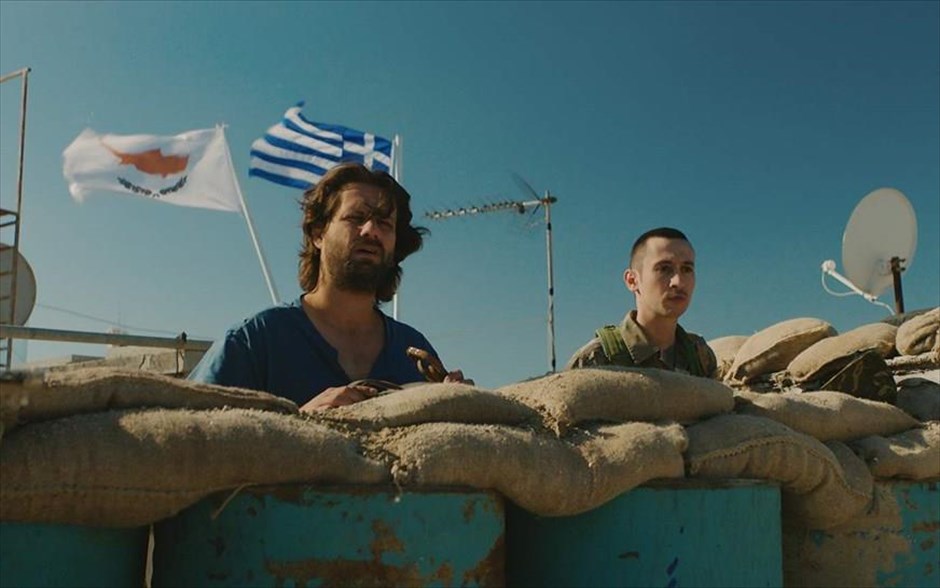 Αναζητώντας τον Χέντριξ. Το ντεμπούτο του Κύπριου Μάριου Πιπερίδη, που κέρδισε το μεγάλο βραβείο στο Tribeca Film Festival της Νέας Υόρκης, και το Βραβείο Ίρις Καλύτερου Σεναρίου από την Ελληνική Ακαδημία Κινηματογράφου, με πρωταγωνιστές τους Αδάμ Μπουσδούκος και Βίκυ Παπαδοπούλου, έχει ήρωες ένα χαριτωμένο σκυλάκι, τον ιδιοκτήτη του -έναν αποτυχημένο μουσικό, και το δισεπίλυτο Κυπριακό.