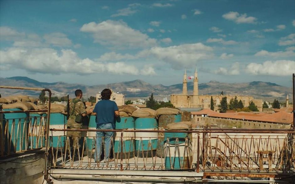 Αναζητώντας τον Χέντριξ. Το ντεμπούτο του Κύπριου Μάριου Πιπερίδη, που κέρδισε το μεγάλο βραβείο στο Tribeca Film Festival της Νέας Υόρκης, και το Βραβείο Ίρις Καλύτερου Σεναρίου από την Ελληνική Ακαδημία Κινηματογράφου, με πρωταγωνιστές τους Αδάμ Μπουσδούκος και Βίκυ Παπαδοπούλου, έχει ήρωες ένα χαριτωμένο σκυλάκι, τον ιδιοκτήτη του -έναν αποτυχημένο μουσικό, και το δισεπίλυτο Κυπριακό.