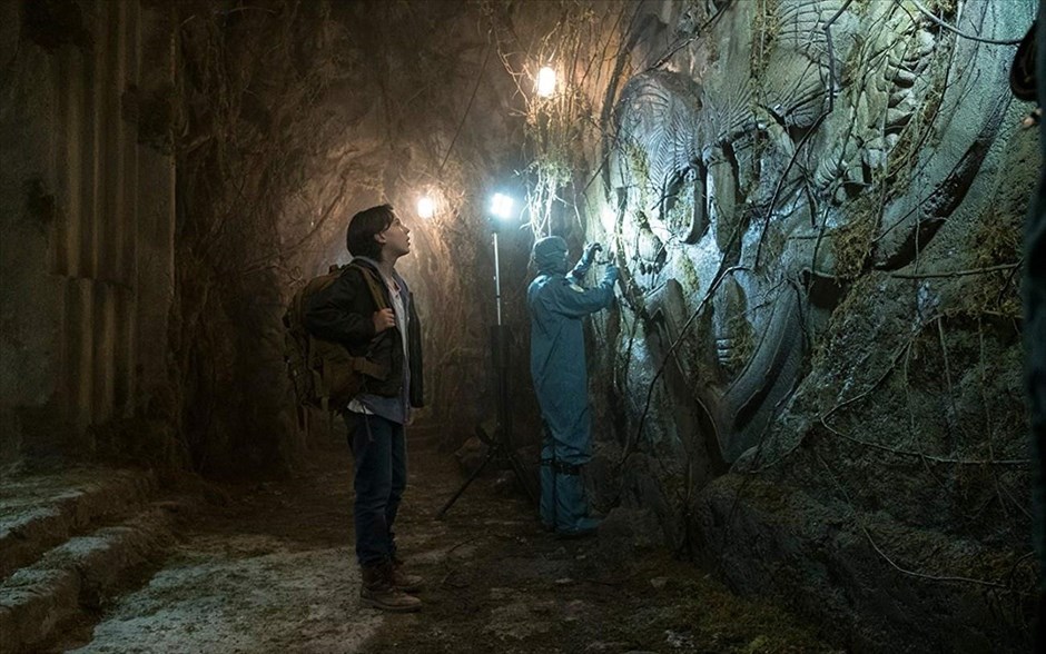 Γκοτζίλα ΙΙ: Ο Βασιλιάς των Τεράτων. Η Μόναρκ, μια κρυφή ζωολογική ομάδα, έρχεται αντιμέτωπη με τιτάνια τέρατα, συμπεριλαμβανομένου και του Γκοτζίλα, που συγκρούεται με τη Μόθρα, τον Ρόνταν και την απόλυτη νέμεσή του, τον τρικέφαλο Γκιντόρα.