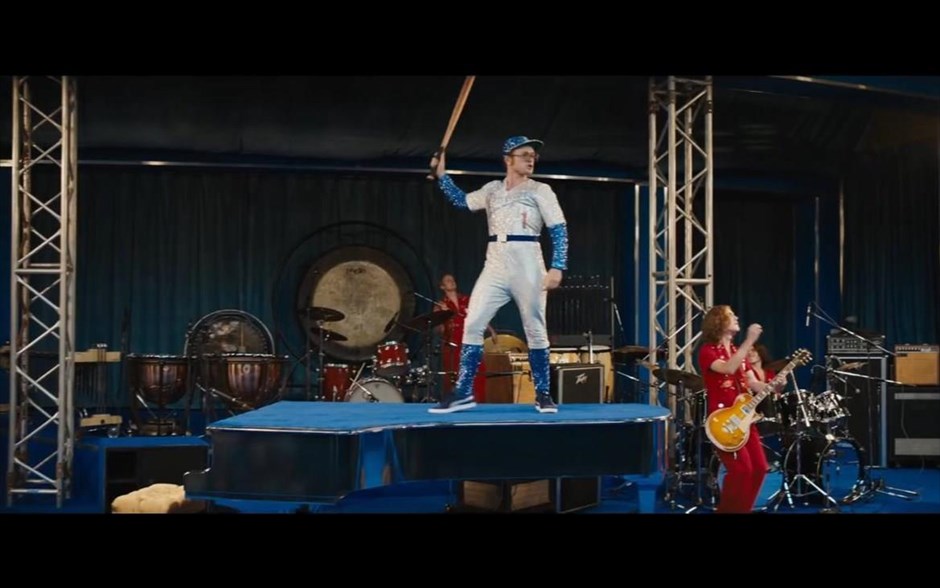 Rocketman. Η μουσική βιογραφία -με την υπογραφή του Ντέξτερ Φλέτσερ- αφηγείται την ιστορία του Σερ Έλτον Τζον, με απαρχή την εκτόξευσή του σε παγκόσμιο σούπερ σταρ στα τέλη της δεκαετίας του ’60.&nbsp;