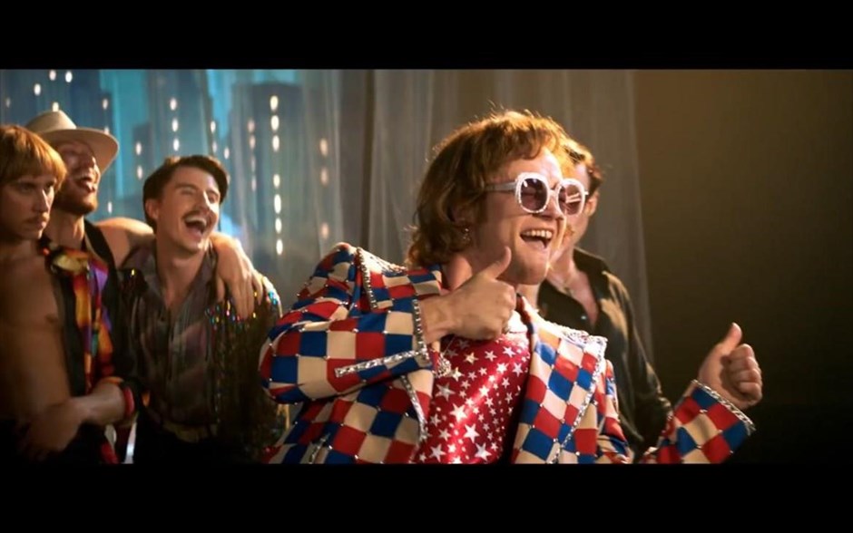 Rocketman. Η μουσική βιογραφία -με την υπογραφή του Ντέξτερ Φλέτσερ- αφηγείται την ιστορία του Σερ Έλτον Τζον, με απαρχή την εκτόξευσή του σε παγκόσμιο σούπερ σταρ στα τέλη της δεκαετίας του ’60.&nbsp;