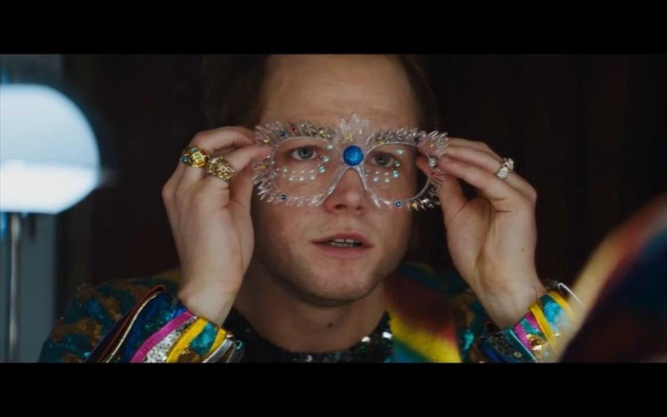 Rocketman. Η μουσική βιογραφία -με την υπογραφή του Ντέξτερ Φλέτσερ- αφηγείται την ιστορία του Σερ Έλτον Τζον, με απαρχή την εκτόξευσή του σε παγκόσμιο σούπερ σταρ στα τέλη της δεκαετίας του ’60.&nbsp;