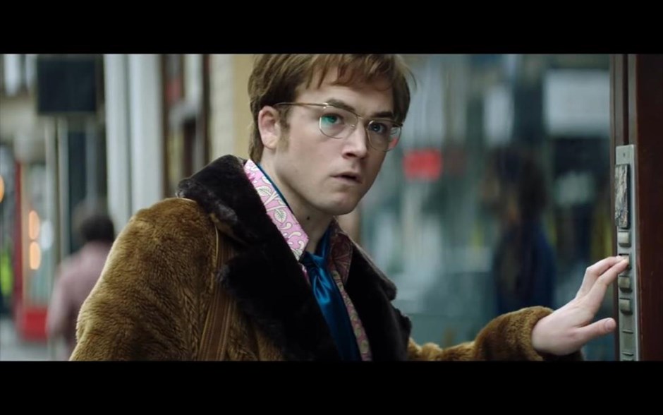 Rocketman. Η μουσική βιογραφία -με την υπογραφή του Ντέξτερ Φλέτσερ- αφηγείται την ιστορία του Σερ Έλτον Τζον, με απαρχή την εκτόξευσή του σε παγκόσμιο σούπερ σταρ στα τέλη της δεκαετίας του ’60.&nbsp;