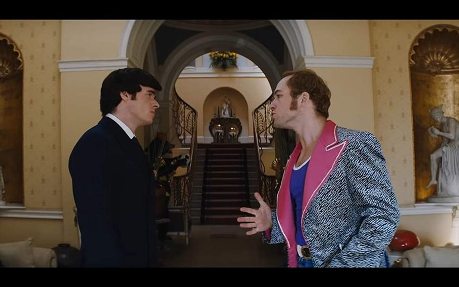 Rocketman. Η μουσική βιογραφία -με την υπογραφή του Ντέξτερ Φλέτσερ- αφηγείται την ιστορία του Σερ Έλτον Τζον, με απαρχή την εκτόξευσή του σε παγκόσμιο σούπερ σταρ στα τέλη της δεκαετίας του ’60.&nbsp;