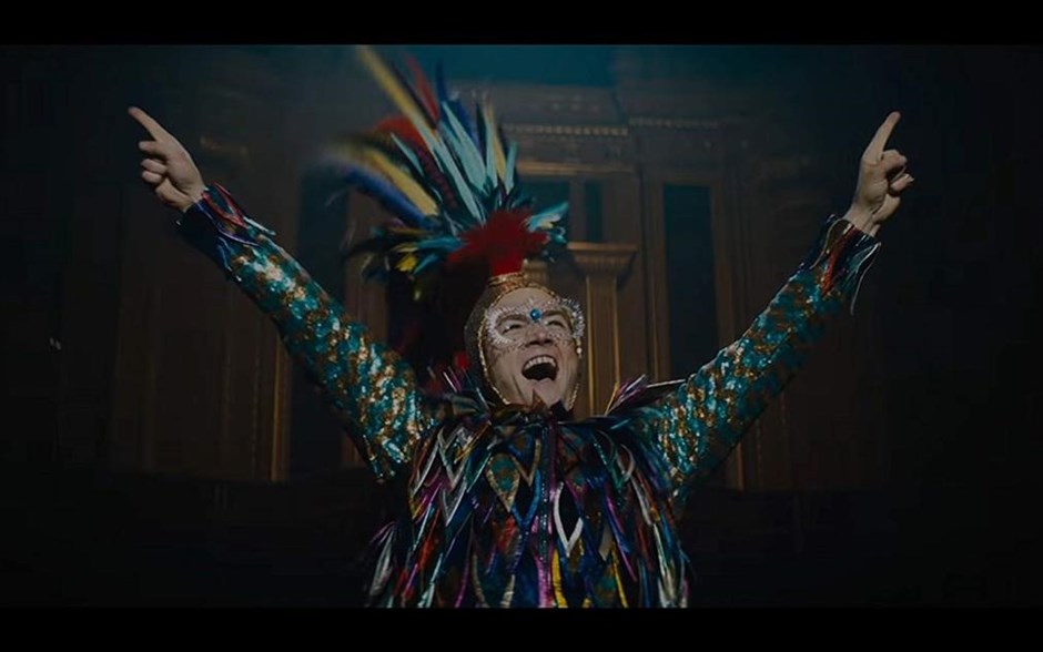 Rocketman. Η μουσική βιογραφία -με την υπογραφή του Ντέξτερ Φλέτσερ- αφηγείται την ιστορία του Σερ Έλτον Τζον, με απαρχή την εκτόξευσή του σε παγκόσμιο σούπερ σταρ στα τέλη της δεκαετίας του ’60.&nbsp;