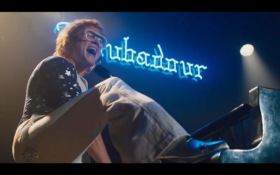 Rocketman. Η μουσική βιογραφία -με την υπογραφή του Ντέξτερ Φλέτσερ- αφηγείται την ιστορία του Σερ Έλτον Τζον, με απαρχή την εκτόξευσή του σε παγκόσμιο σούπερ σταρ στα τέλη της δεκαετίας του ’60.&nbsp;