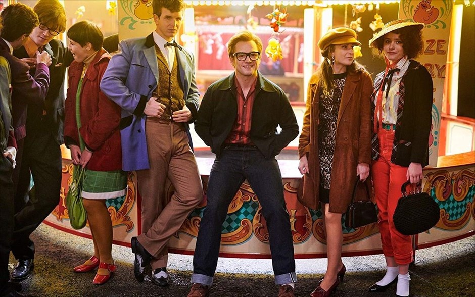 Rocketman. Η μουσική βιογραφία -με την υπογραφή του Ντέξτερ Φλέτσερ- αφηγείται την ιστορία του Σερ Έλτον Τζον, με απαρχή την εκτόξευσή του σε παγκόσμιο σούπερ σταρ στα τέλη της δεκαετίας του ’60.&nbsp;