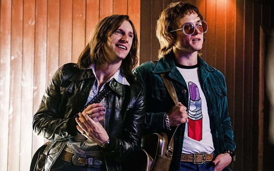 Rocketman. Η μουσική βιογραφία -με την υπογραφή του Ντέξτερ Φλέτσερ- αφηγείται την ιστορία του Σερ Έλτον Τζον, με απαρχή την εκτόξευσή του σε παγκόσμιο σούπερ σταρ στα τέλη της δεκαετίας του ’60.&nbsp;