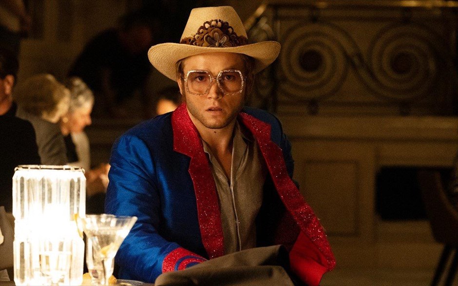 Rocketman. Η μουσική βιογραφία -με την υπογραφή του Ντέξτερ Φλέτσερ- αφηγείται την ιστορία του Σερ Έλτον Τζον, με απαρχή την εκτόξευσή του σε παγκόσμιο σούπερ σταρ στα τέλη της δεκαετίας του ’60.&nbsp;