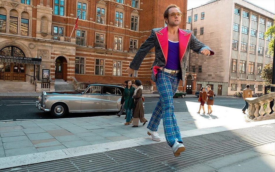 Rocketman. Η μουσική βιογραφία -με την υπογραφή του Ντέξτερ Φλέτσερ- αφηγείται την ιστορία του Σερ Έλτον Τζον, με απαρχή την εκτόξευσή του σε παγκόσμιο σούπερ σταρ στα τέλη της δεκαετίας του ’60.&nbsp;