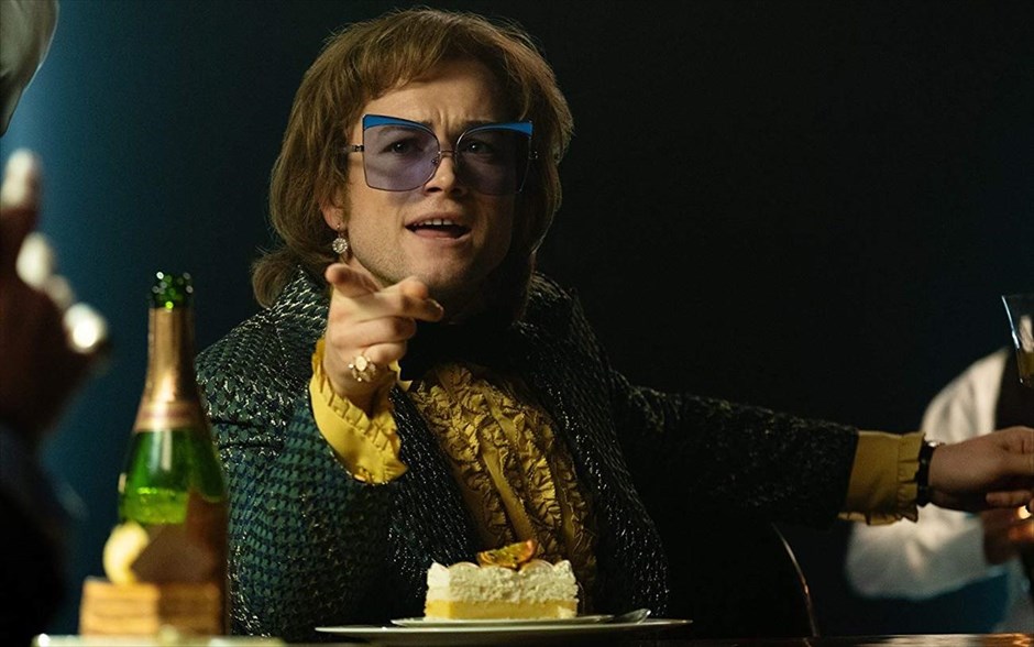Rocketman. Η μουσική βιογραφία -με την υπογραφή του Ντέξτερ Φλέτσερ- αφηγείται την ιστορία του Σερ Έλτον Τζον, με απαρχή την εκτόξευσή του σε παγκόσμιο σούπερ σταρ στα τέλη της δεκαετίας του ’60.&nbsp;