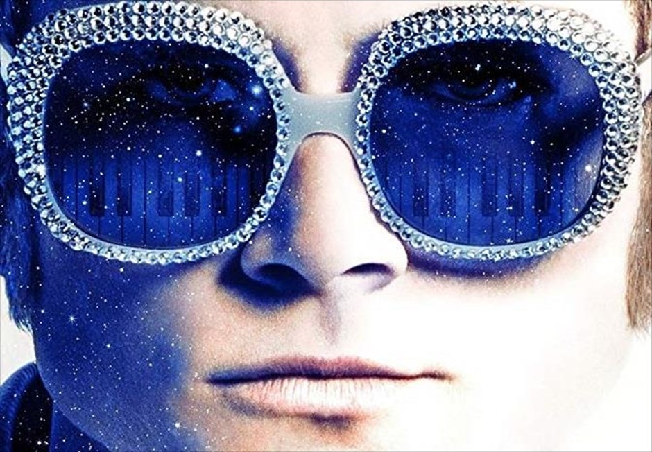 Rocketman. Η μουσική βιογραφία -με την υπογραφή του Ντέξτερ Φλέτσερ- αφηγείται την ιστορία του Σερ Έλτον Τζον, με απαρχή την εκτόξευσή του σε παγκόσμιο σούπερ σταρ στα τέλη της δεκαετίας του ’60.&nbsp;