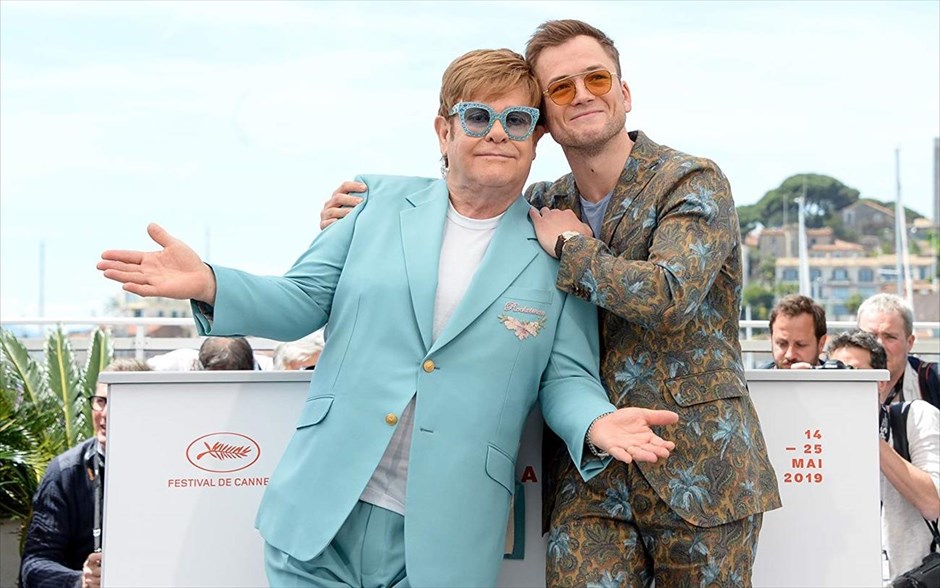 Rocketman. Η μουσική βιογραφία -με την υπογραφή του Ντέξτερ Φλέτσερ- αφηγείται την ιστορία του Σερ Έλτον Τζον, με απαρχή την εκτόξευσή του σε παγκόσμιο σούπερ σταρ στα τέλη της δεκαετίας του ’60.&nbsp;