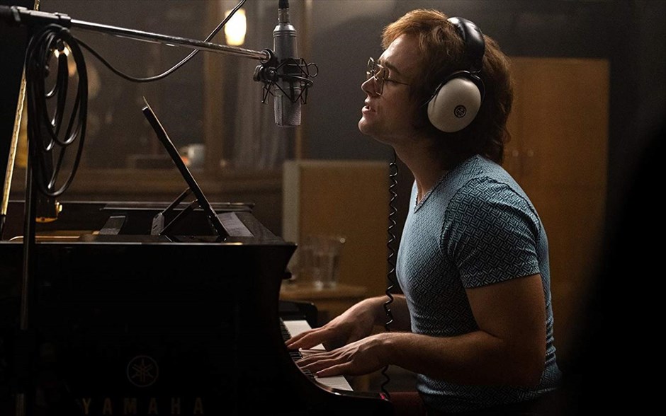 Rocketman. Η μουσική βιογραφία -με την υπογραφή του Ντέξτερ Φλέτσερ- αφηγείται την ιστορία του Σερ Έλτον Τζον, με απαρχή την εκτόξευσή του σε παγκόσμιο σούπερ σταρ στα τέλη της δεκαετίας του ’60.&nbsp;