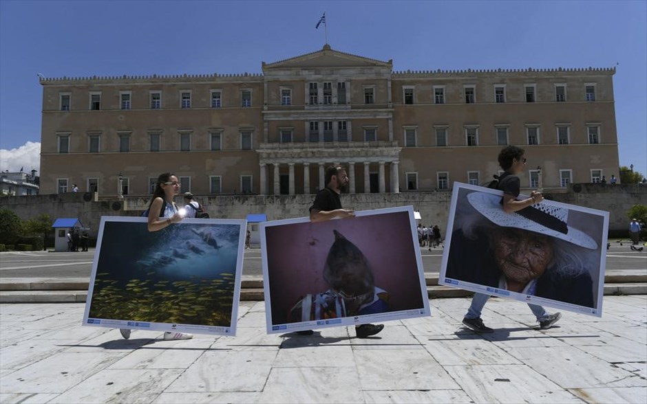 Η Αθήνα φιλοξενεί το... φωτορεπορτάζ . Στήσιμο έκθεσης του φεστιβάλ φωτορεπορτάζ Athens Photo Word, την Τετάρτη 5 Ιουνίου 2019. Για δέκα μέρες, από τις 7 μέχρι και τις 16 Ιουνίου 2019 κάτοικοι και επισκέπτες των Αθηνών θα έρθουν «πρόσωπο με πρόσωπο» με την παγκόσμια καθημερινότητα του πλανήτη μέσα από τη ματιά και τη δουλειά έμπειρων και αναγνωρισμένων φωτογράφων. Το Athens Photo World στοχεύει στην ανάδειξη της δουλειάς των φωτορεπόρτερ και της συνεισφοράς τους στη διαμόρφωση της εικόνας του κόσμου μας και της καταγραφής στιγμών της ιστορίας εν τη γενέσει της, σε καιρούς πολιτικών και κοινωνικών αναταραχών και ανακατατάξεων.&nbsp;&nbsp;