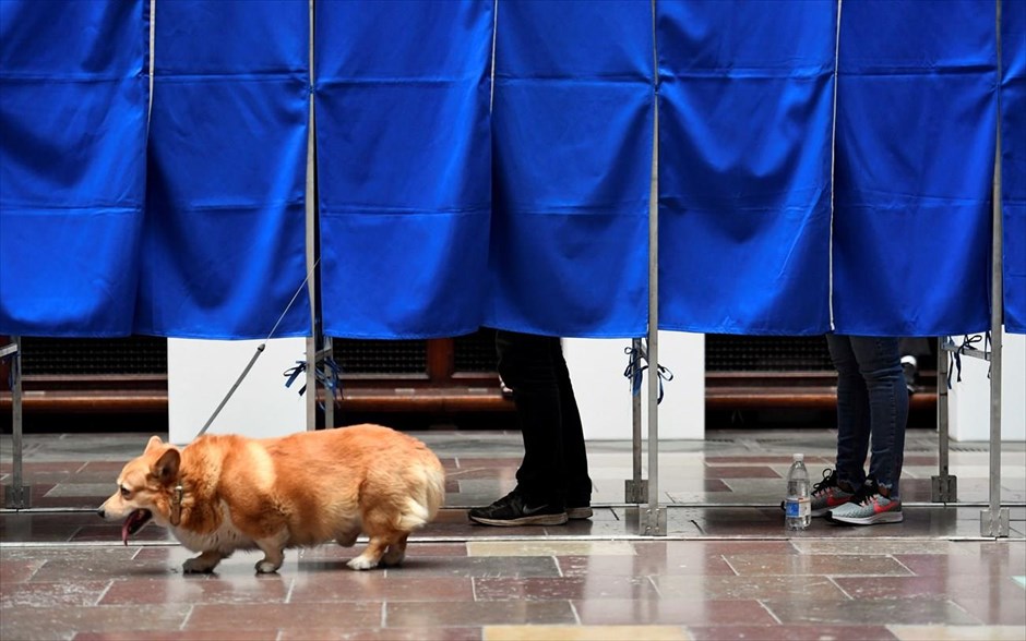 Στις κάλπες οι Δανοί. Στιιγμιότυπο από εκλογικό τμήμα στην Κοπεγχάγη. Στη Δανία διεξάγονται σήμερα εκλογές με το ζήτημα της κλιματικής αλλαγής να βρίσκεται στο επίκεντρο του ενδιαφέροντος.