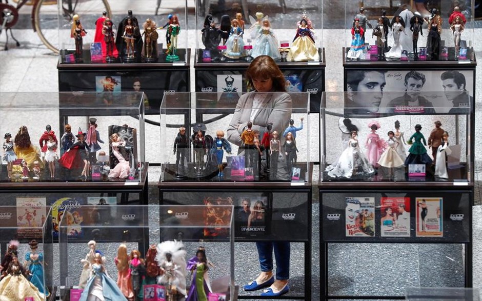 Έκθεση με... Barbie στη Μαδρίτη. Στιγμιότυπο από την έκθεση «Barbie: Σινεμά και μόδα» η οποία διοργανώνεται στο εμπορικό κέντρο «Moda» της Μαδρίτης, με αφορμή τα 60ά γενέθλια της κούκλας.&nbsp;