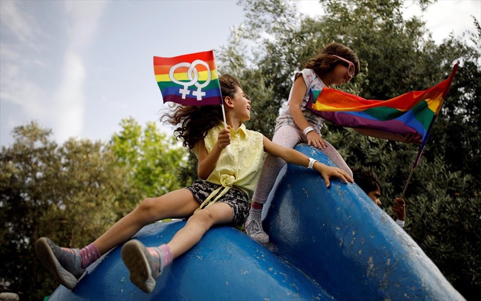 Gay Pride στην Ιερουσαλήμ. Δύο κοριτσάκια παίζουν στο περιθώριος της Παρέλασης Υπερηφάνειας (Gay Pride Parade) στην Ιερουσαλήμ.&nbsp;