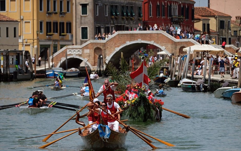 Αγώνες κωπηλασίας στη Βενετία. Κόσμος παίρνει μέρος στους κωπηλατικούς αγώνες με γόνδολες «Vogalonga», ή αλλιώς «Μακρύ Κουπί», στα κανάλια της Βενετίας. 