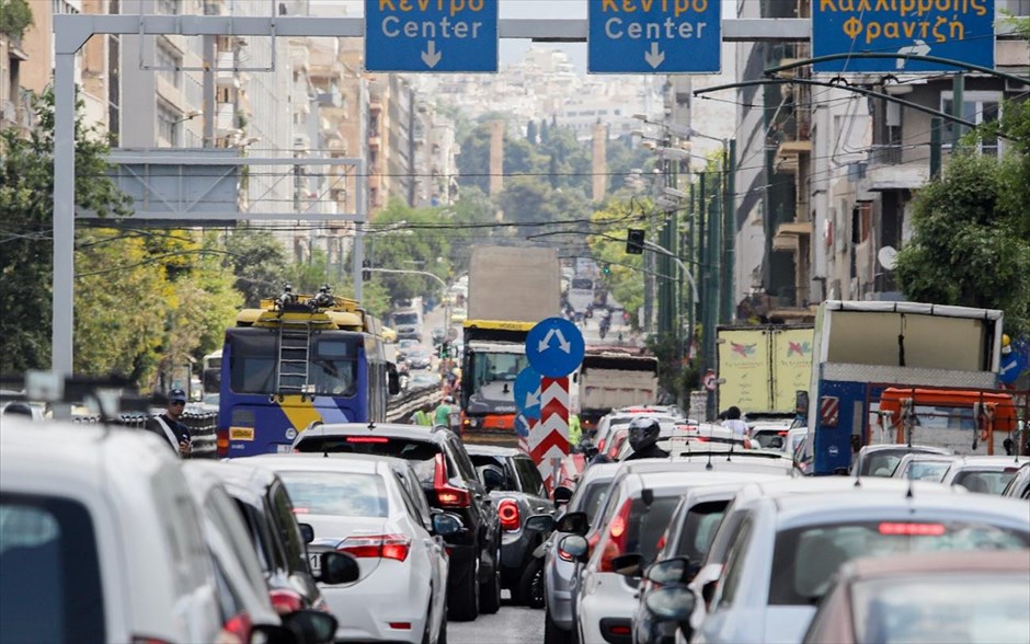Χωρίς... φως στον ορίζοντα. Συνεχίζεται και αυτήν την εβδομάδα η κίνηση στη Λεωφόρο Συγγρού λόγω εργασιών αποκατάστασης στο οδόστρωμα.