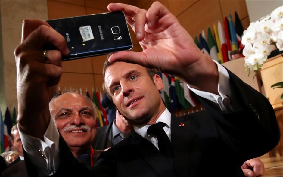 Μία σέλφι με τον Γάλλο πρόεδρο. Ο Εμανουέλ Μακρόν βγάζει μία σέλφι στην επετειακή διάσκεψη στη Γενεύη της Διεθνούς Οργάνωσης Εργασίας.
